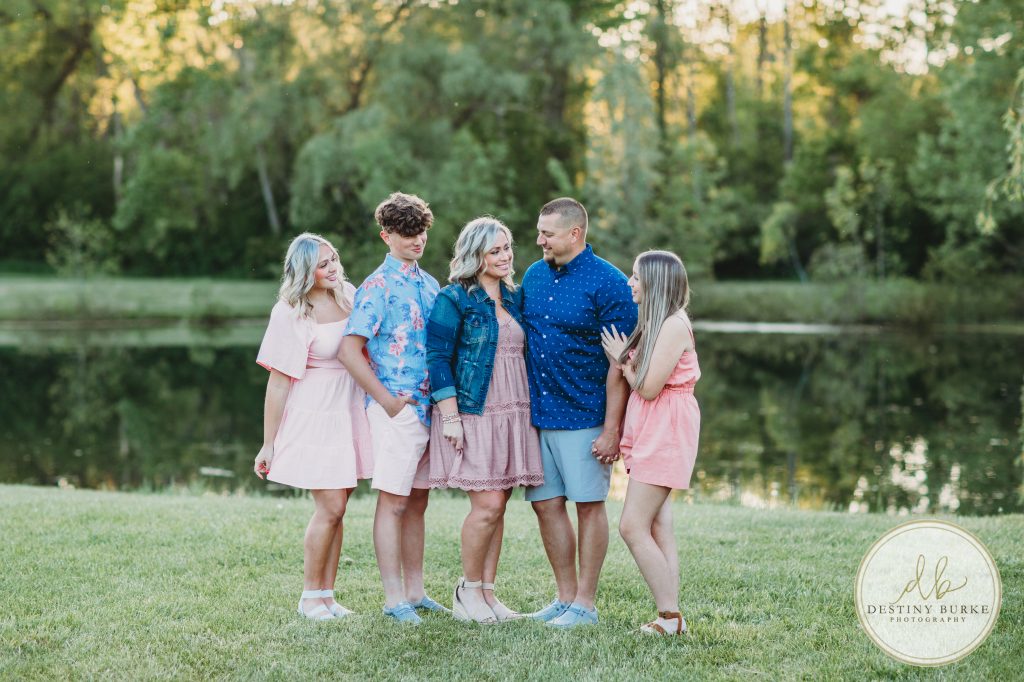family, posing, outdoor, photography, photographer, upstate, ny, rochester, chili, Black Creek Park, extended