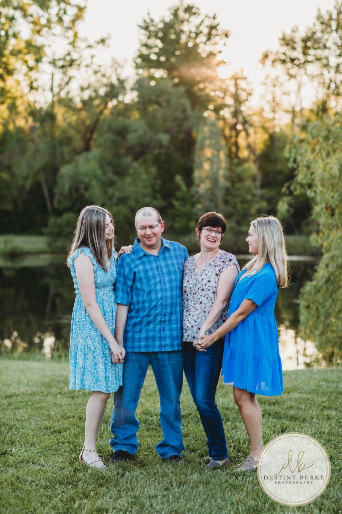 family, posing, outdoor, photography, photographer, upstate, ny, rochester, chili, Black Creek Park, extended