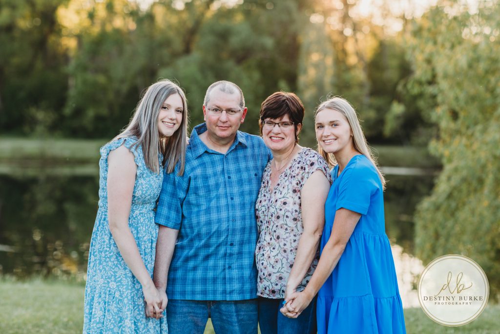 family, posing, outdoor, photography, photographer, upstate, ny, rochester, chili, Black Creek Park, extended