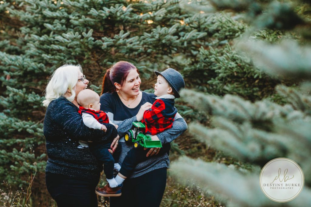 Christmas Mini Photo Sessions near Rochester, NY at McPherson Orchards, Family Photographer