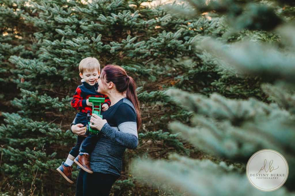 Christmas Mini Photo Sessions near Rochester, NY at McPherson Orchards, Family Photographer
